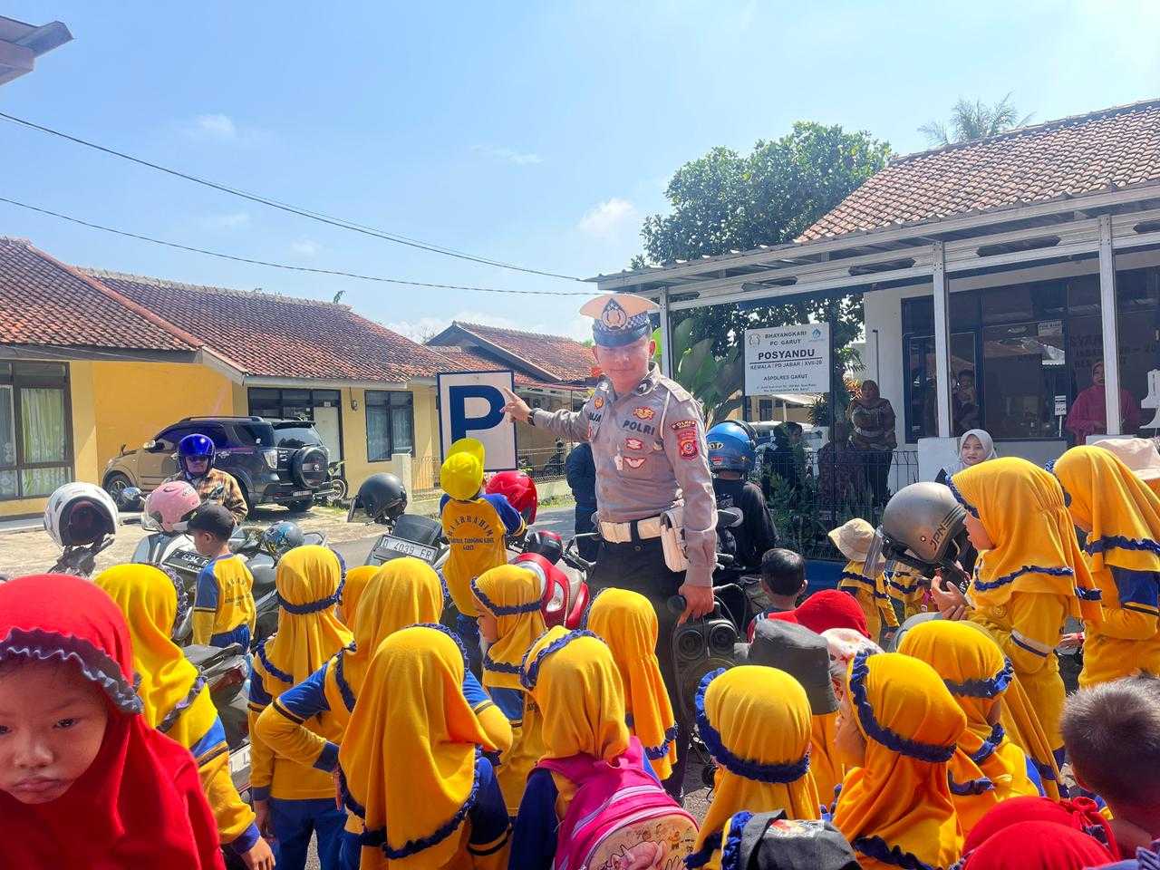 Satlantas Garut Kenalkan Rambu Lalu Lintas Lewat Polisi Sahabat Anak